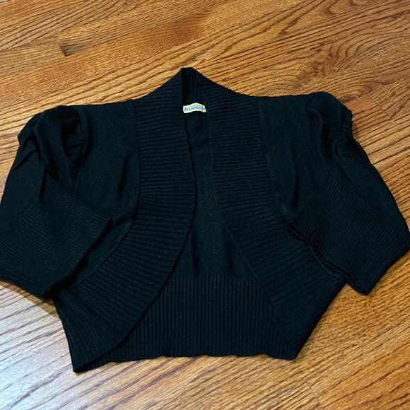 Beautifully made black shrug in excellent quality. - Picture 3 of 5